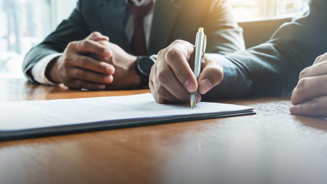 Empresários "assinam" um contrato