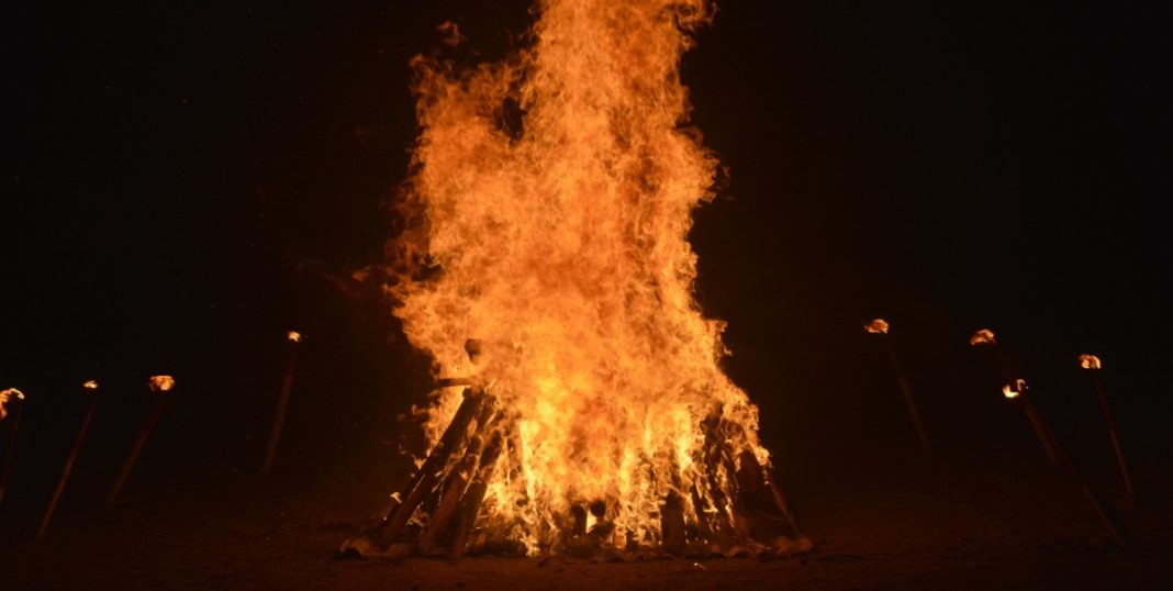 Fogueira similar ao logo da Blaze