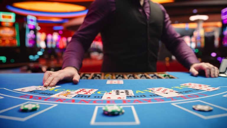 Crupiê em partida de blackjack