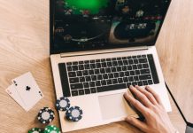 Aprenda a jogar pôquer Texas Hold’em on-line Jovem jogando poquer texas hold'em on-line