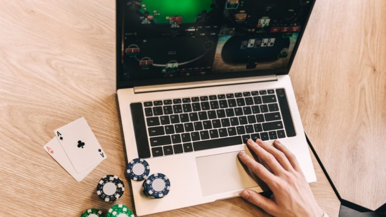 Jovem jogando poquer texas hold'em on-line