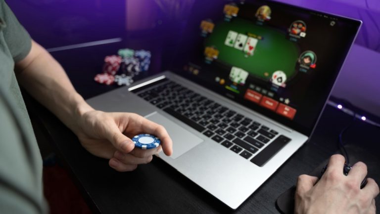 Foto de usuário jogando poker para falar da Suprema Poker Series do H2Poker