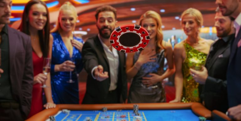 Homem jogando ficha de cassino de trás da mesa da roleta