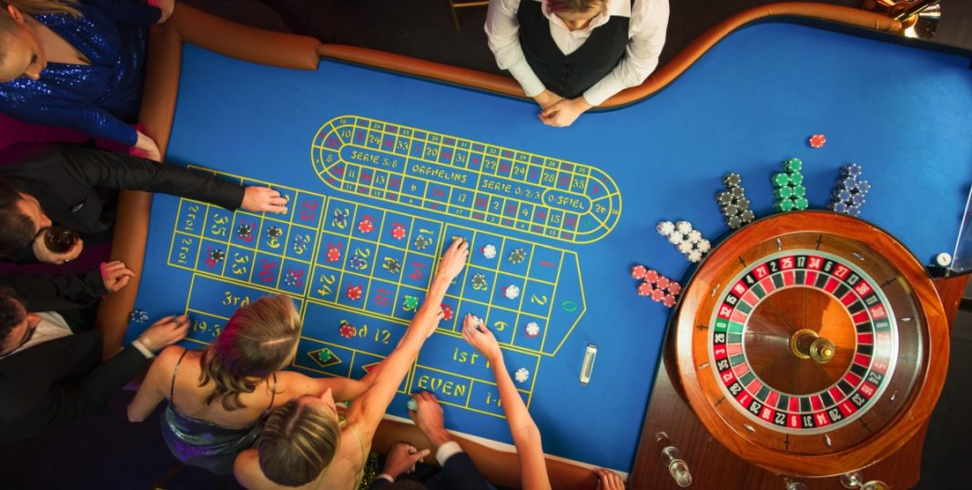 evolution-entrevista-renata-henriques-head-do-brasil Mesa de roleta vista de cima com pessoas apostando