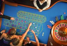 Como a Evolution desenvolve jogos: insights de Renata Henriques, head do Brasil Mesa de roleta vista de cima com pessoas apostando