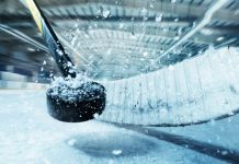 Flashscore lança recurso de notificações em tempo real para torcedores e apostadores Hóquei vara batendo disco preto na superfície de gelo nevado