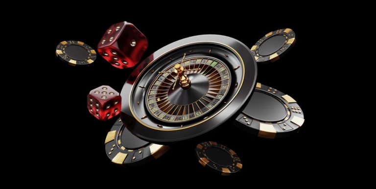 Fichas de cassino, roleta e dados com fundo preto