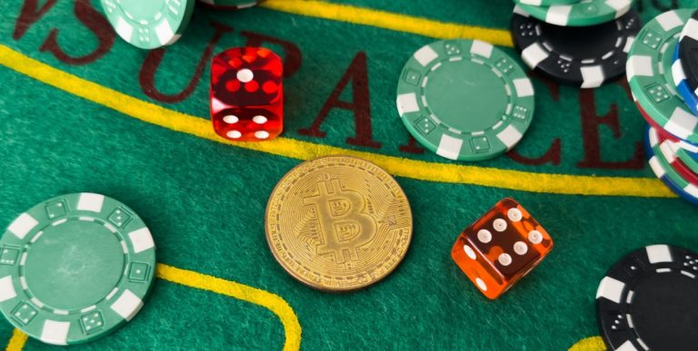 Fichas de cassino e dados sobre a mesa