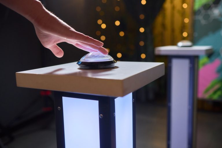 Pessoa pressionando a campainha