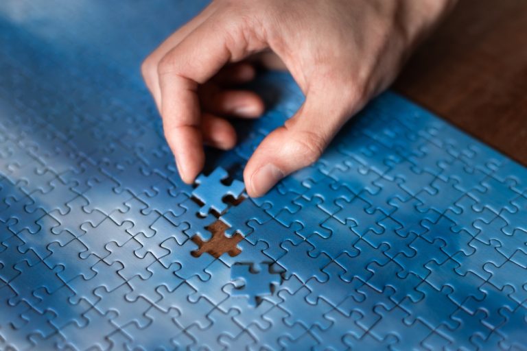 Peça do quebra-cabeça sendo adicionada