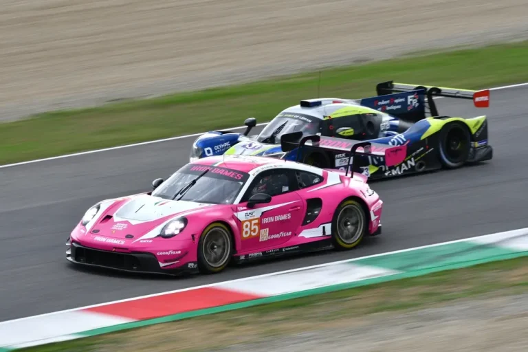 Dois carros em uma pista de corrida